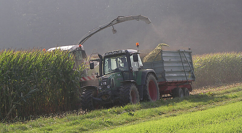 Traktor fahren auf dem Bauernhof in Bayern